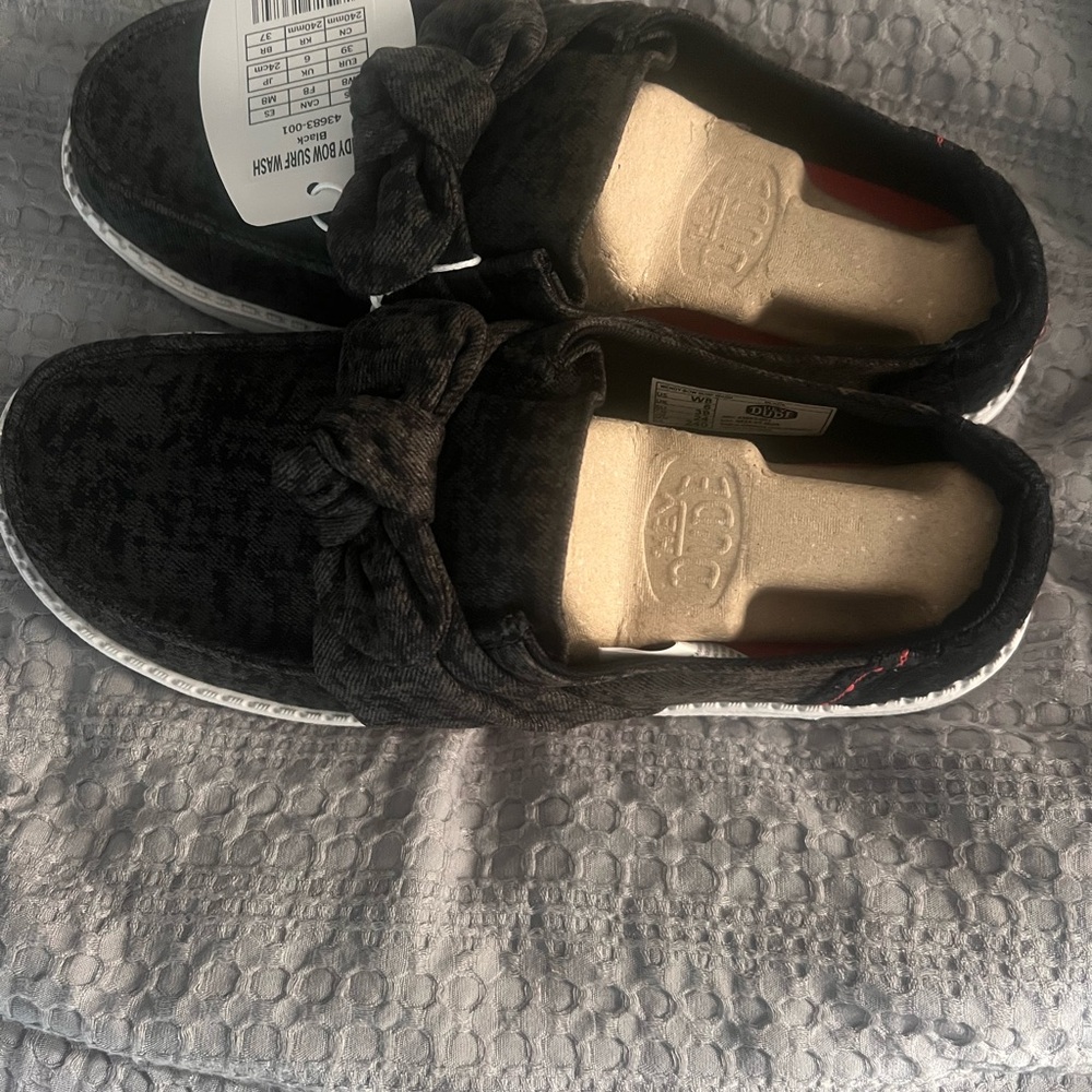 Hey Dude Black Bow Slip-On Shoes- Rare find! - Picture 2 of 3